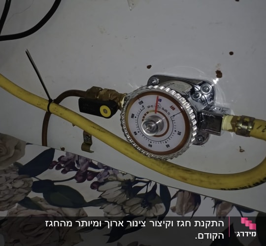 מד לחץ גז עם צינור צהוב מחובר